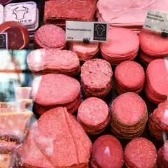 Fleischtheke mit Wurst, Schinken und Pasteten. Ein Blick auf die Vielfalt, die den durchschnittlichen Fleischkonsum in Deutschland widerspiegelt.
