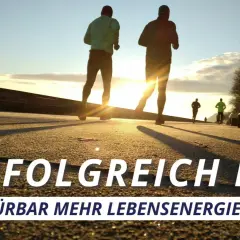 Läufer im Sonnenaufgang genießen mehr energie durch sport. Erfolgreich fit, spürbar mehr Lebensenergie.