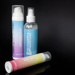 Drei Flaschen mit Gleitgel und Reiniger für Intimpflege und Spielzeug.