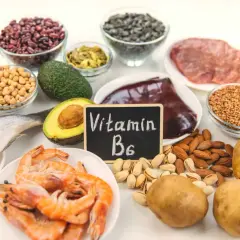 Vielfältige b6 vitamin lebensmittel: Fisch, Garnelen, Fleisch, Leber, Hülsenfrüchte, Nüsse, Avocado, Kartoffeln, Bananen und Buchweizen.