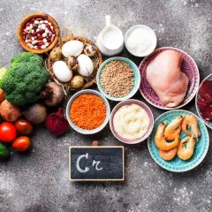 Vielfalt an Lebensmitteln mit Chrom: Bohnen, Eier, Brokkoli, Rote Bete, Linsen, Hirse, Hähnchenbrust, Leber, Garnelen und Kartoffeln.