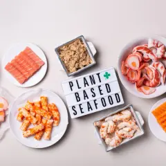 Pflanzliche Meeresfrüchte-Alternativen: Lachs-Sashimi, Krabbensticks, Garnelen-Imitate und Fischstäbchen. Eine Tabelle zum Jodgehalt fischähnlicher Produkte.