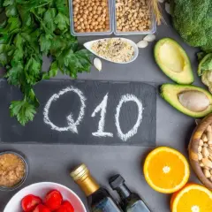 Q10 Lebensmittel Tabelle: Fleisch, Fisch, Garnelen, Huhn, Eier, Erdbeeren, Nüsse, Avocado, Brokkoli, Blumenkohl, Orangen, Hülsenfrüchte, Petersilie.