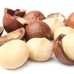 Macadamianüsse, frisch aus der Schale, sind ein Beweis dafür, wie macadamia gesund ist. Ihre cremige Textur und ihr nussiger Geschmack machen sie zu einem perfekten Snack.
