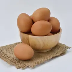 Holzeierschale mit braunen Eiern, ein Symbol für natürliches protein ei.
