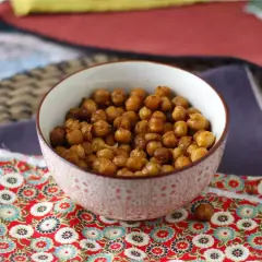 Geröstete Kichererbsen aus der Dose in einer Schüssel, perfekt für schnelle und leckere Rezepte.