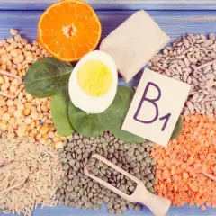 B1 Vitamin Lebensmittel: Erbsen, Linsen, Reis, Sonnenblumenkerne, Orange, Ei und Spinat.