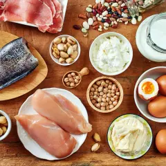 Vielfältige vitamin b5 lebensmittel: Fisch, Hähnchenbrust, Eier, Milchprodukte, Nüsse, Hülsenfrüchte und rohes Fleisch.