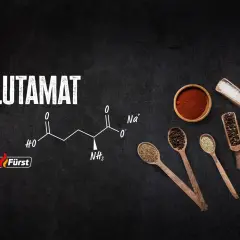 Glutamat-Formel neben Gewürzen. Wo ist Glutamat drin? In vielen Lebensmitteln, aber auch in Gewürzmischungen.