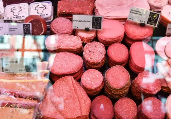 Fleischtheke mit Wurst, Schinken und Pasteten. Ein Blick auf die Vielfalt, die den durchschnittlichen Fleischkonsum in Deutschland widerspiegelt.