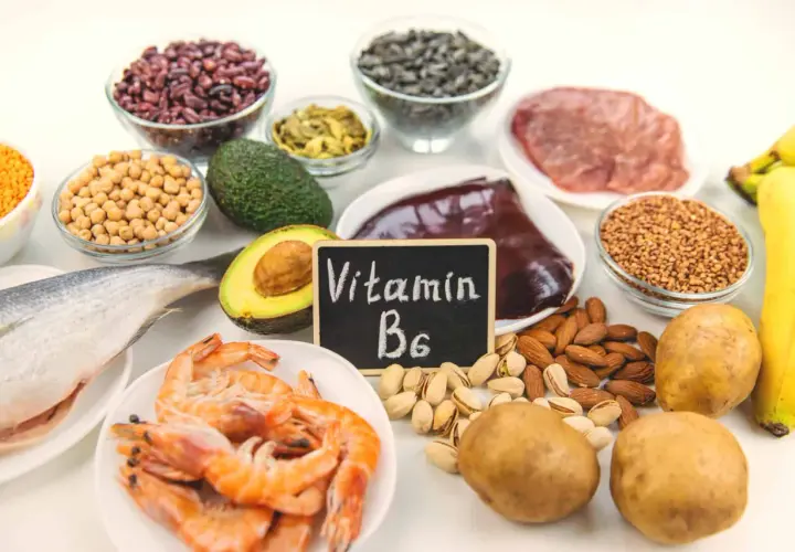 Vielfältige b6 vitamin lebensmittel: Fisch, Garnelen, Fleisch, Leber, Hülsenfrüchte, Nüsse, Avocado, Kartoffeln, Bananen und Buchweizen.