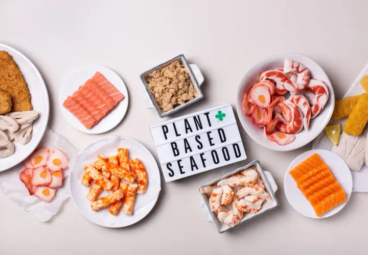 Pflanzliche Meeresfrüchte-Alternativen: Lachs-Sashimi, Krabbensticks, Garnelen-Imitate und Fischstäbchen. Eine Tabelle zum Jodgehalt fischähnlicher Produkte.
