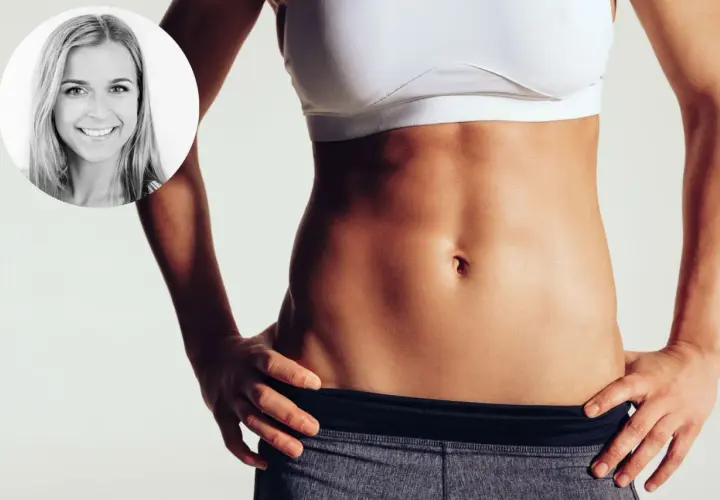 Frau mit straffem Bauch, die zeigt, wie bekommt man ein Sixpack durch Training und gesunde Ernährung.