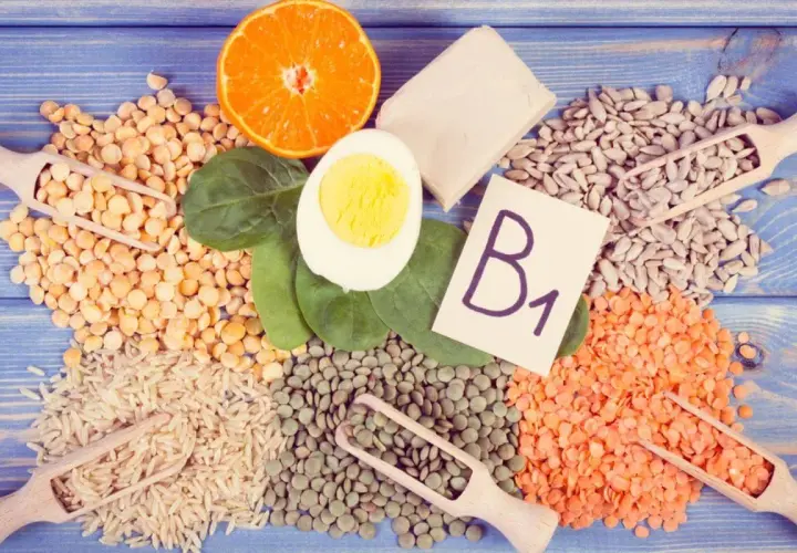B1 Vitamin Lebensmittel: Erbsen, Linsen, Reis, Sonnenblumenkerne, Orange, Ei und Spinat.