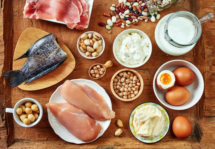 Vielfältige vitamin b5 lebensmittel: Fisch, Hähnchenbrust, Eier, Milchprodukte, Nüsse, Hülsenfrüchte und rohes Fleisch.