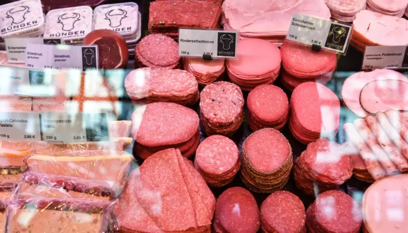 Fleischtheke mit Wurst, Schinken und Pasteten. Ein Blick auf die Vielfalt, die den durchschnittlichen Fleischkonsum in Deutschland widerspiegelt.