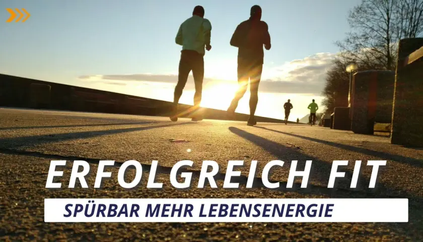 Läufer im Sonnenaufgang genießen mehr energie durch sport. Erfolgreich fit, spürbar mehr Lebensenergie.