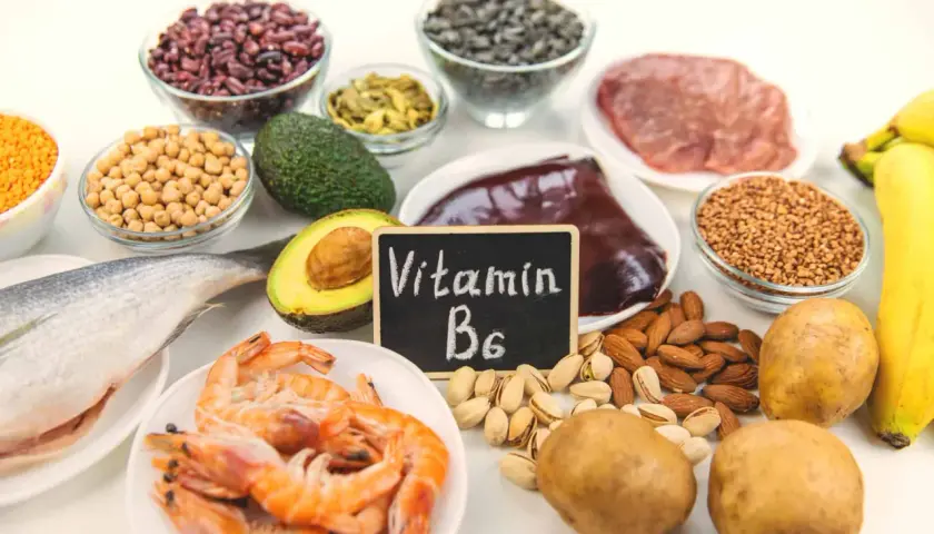Vielfältige b6 vitamin lebensmittel: Fisch, Garnelen, Fleisch, Leber, Hülsenfrüchte, Nüsse, Avocado, Kartoffeln, Bananen und Buchweizen.