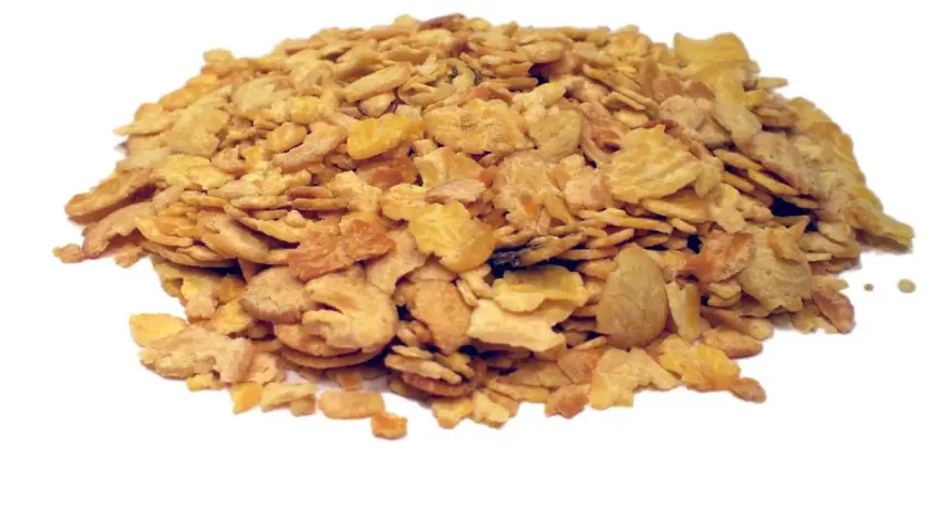 Ein Haufen goldgelber Sojaflocken, die Frage "sind Sojaflocken gesund?" wird hier visuell beantwortet.