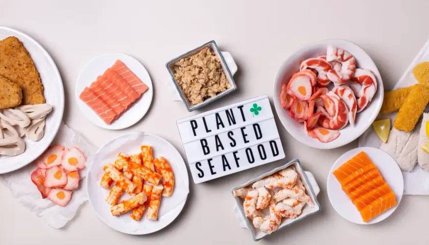 Pflanzliche Meeresfrüchte-Alternativen: Lachs-Sashimi, Krabbensticks, Garnelen-Imitate und Fischstäbchen. Eine Tabelle zum Jodgehalt fischähnlicher Produkte.