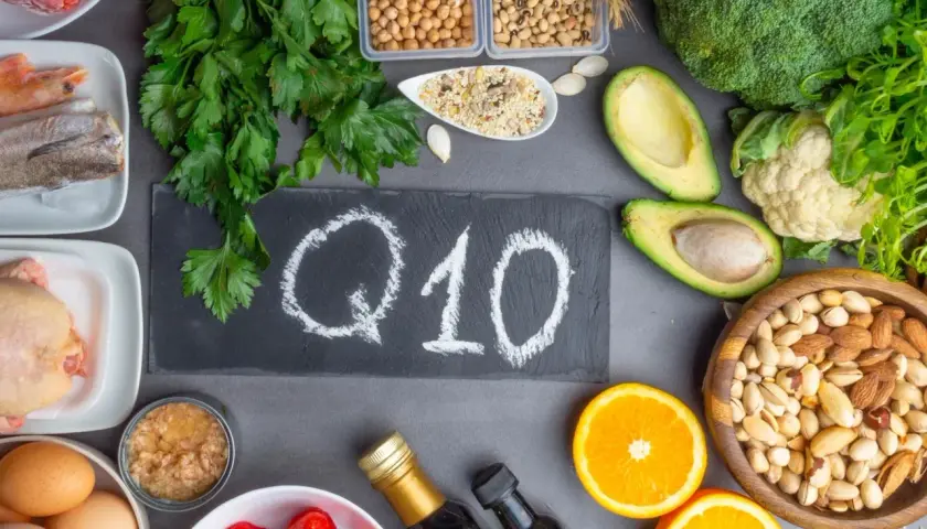 Q10 Lebensmittel Tabelle: Fleisch, Fisch, Garnelen, Huhn, Eier, Erdbeeren, Nüsse, Avocado, Brokkoli, Blumenkohl, Orangen, Hülsenfrüchte, Petersilie.