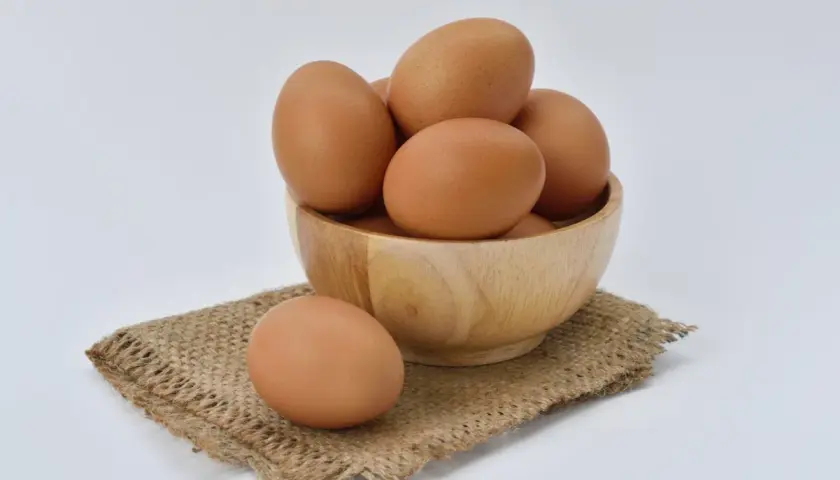 Holzeierschale mit braunen Eiern, ein Symbol für natürliches protein ei.
