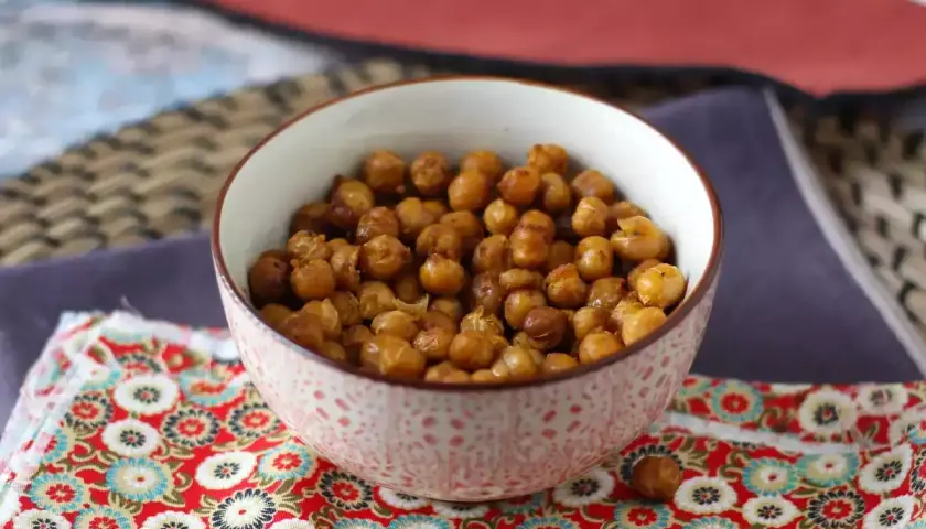 Geröstete Kichererbsen aus der Dose in einer Schüssel, perfekt für schnelle und leckere Rezepte.