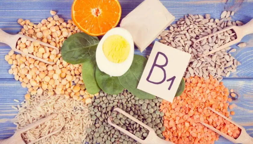 B1 Vitamin Lebensmittel: Erbsen, Linsen, Reis, Sonnenblumenkerne, Orange, Ei und Spinat.