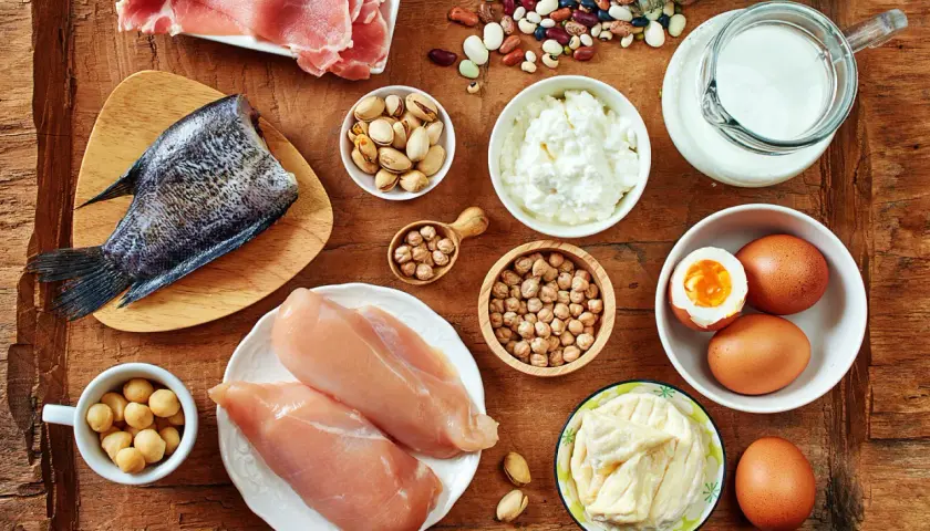 Vielfältige vitamin b5 lebensmittel: Fisch, Hähnchenbrust, Eier, Milchprodukte, Nüsse, Hülsenfrüchte und rohes Fleisch.