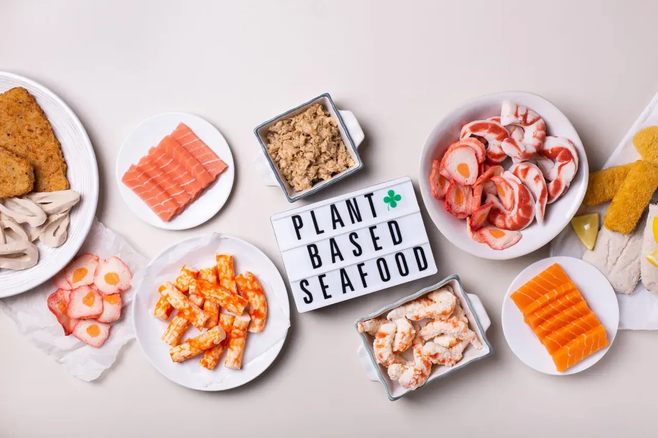 Pflanzliche Meeresfrüchte-Alternativen: Lachs-Sashimi, Krabbensticks, Garnelen-Imitate und Fischstäbchen. Eine Tabelle zum Jodgehalt fischähnlicher Produkte.