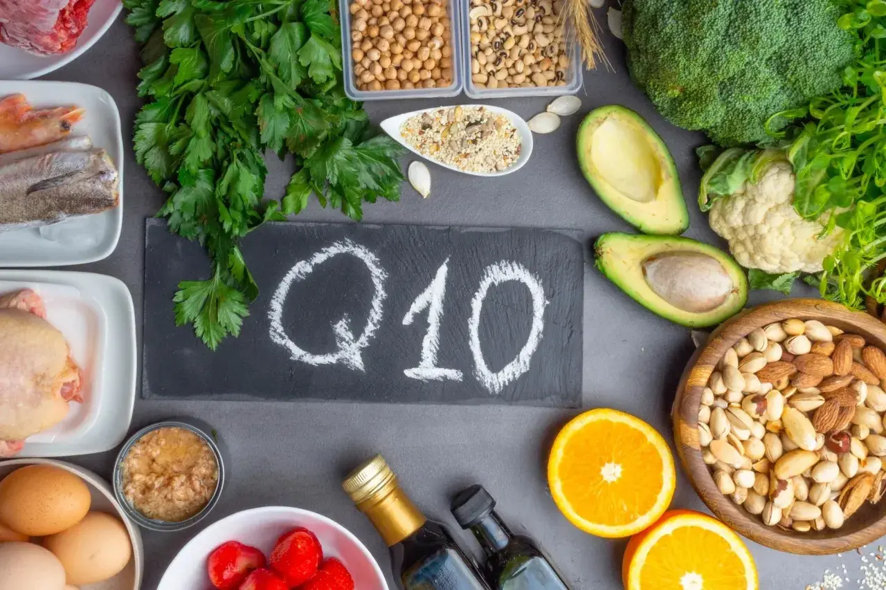 Q10 Lebensmittel Tabelle: Fleisch, Fisch, Garnelen, Huhn, Eier, Erdbeeren, Nüsse, Avocado, Brokkoli, Blumenkohl, Orangen, Hülsenfrüchte, Petersilie.