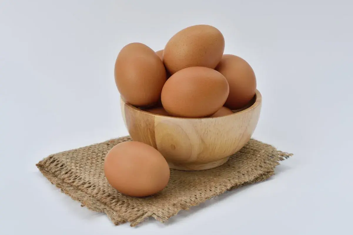 Holzeierschale mit braunen Eiern, ein Symbol für natürliches protein ei.