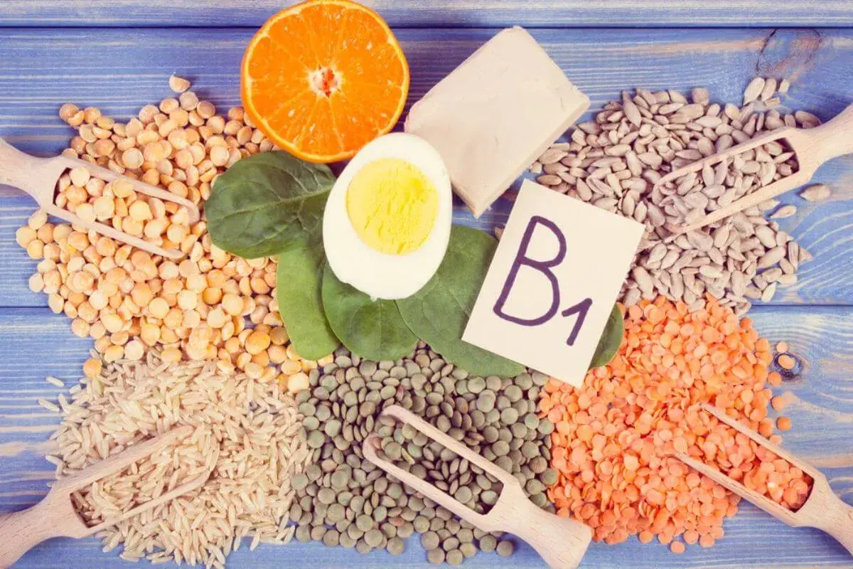 B1 Vitamin Lebensmittel: Erbsen, Linsen, Reis, Sonnenblumenkerne, Orange, Ei und Spinat.