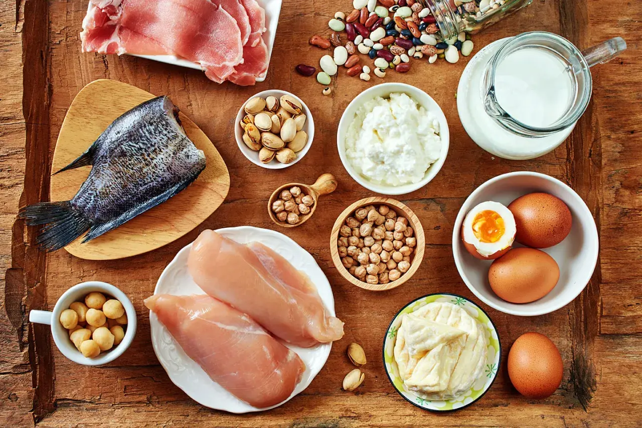Vielfältige vitamin b5 lebensmittel: Fisch, Hähnchenbrust, Eier, Milchprodukte, Nüsse, Hülsenfrüchte und rohes Fleisch.