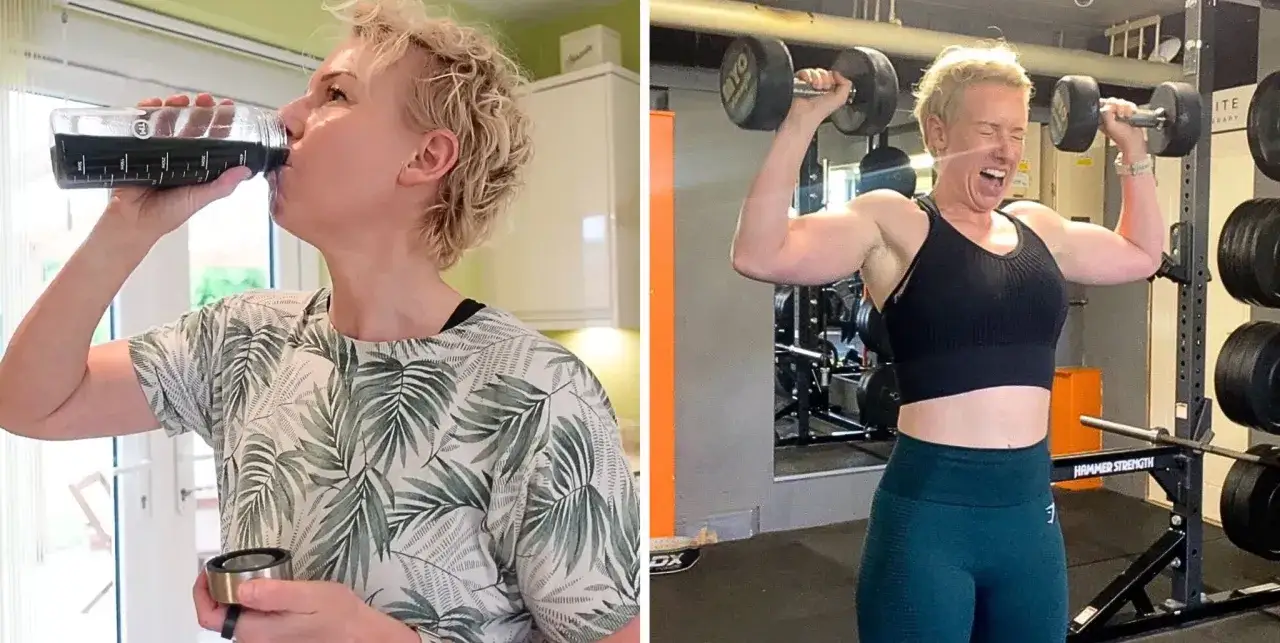 Frau trinkt vor dem Training, dann zeigt sie ihre durch Rudern aufgebauten Muskeln nach dem Workout.