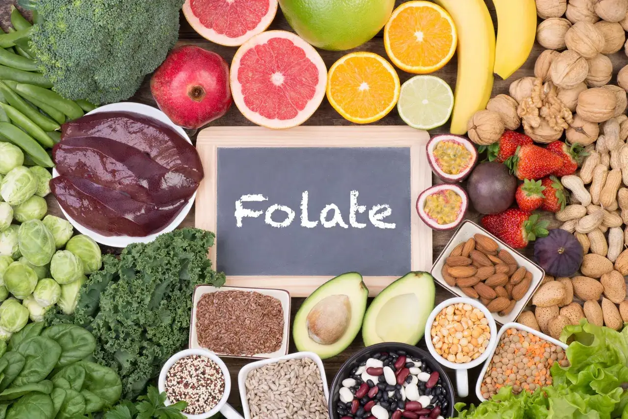 Vielfalt an vitamin b9 lebensmitteln: Leber, Spinat, Brokkoli, Linsen, Bohnen, Nüsse, Beeren, Zitrusfrüchte.