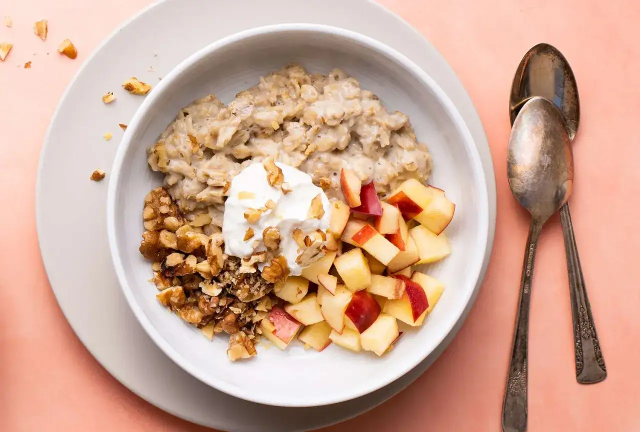 Herzhaftes Porridge-Rezept mit Äpfeln, Walnüssen und Joghurt. Ein gesundes Frühstück, das Energie für den Tag gibt.