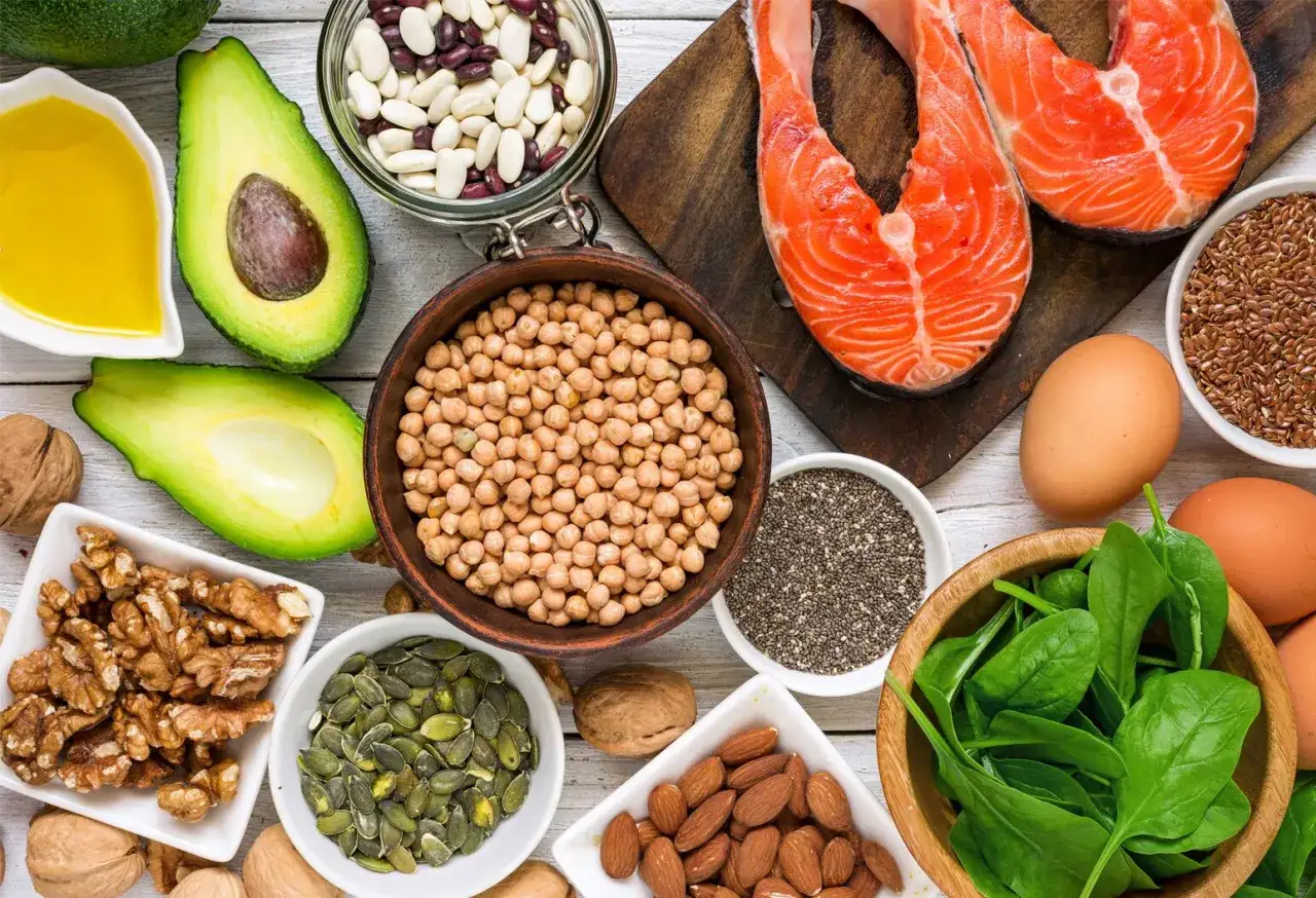 Gesunde Lebensmittel wie Lachs, Avocado, Nüsse und Samen, die reich an Omega-3-Fettsäuren sind, fördern ein gesundes Gehirn.