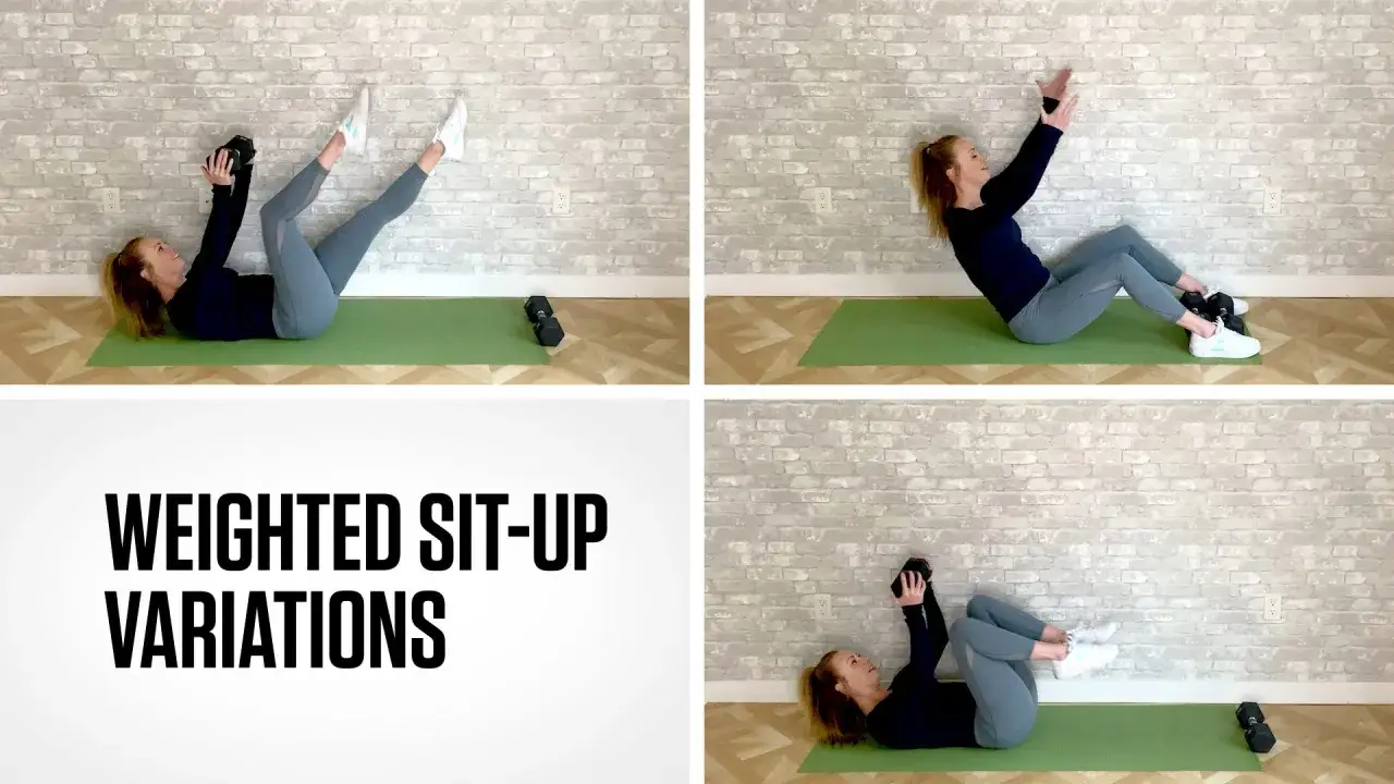 Frau macht verschiedene sit ups mit gewicht. Sie hält eine Hantel und hebt ihre Beine.
