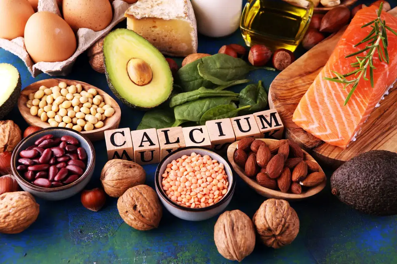 Avocado, Mandeln, Spinat und Bohnen sind reich an Calcium. Diese Lebensmittel sind gut für die Knochen.