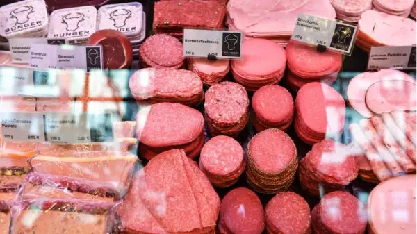 Fleischtheke mit Wurst, Schinken und Pasteten. Ein Blick auf die Vielfalt, die den durchschnittlichen Fleischkonsum in Deutschland widerspiegelt.